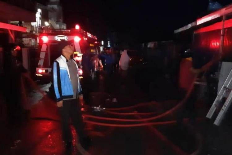 18 Kios di Pasar Alahan Panjang Ludes Terbakar