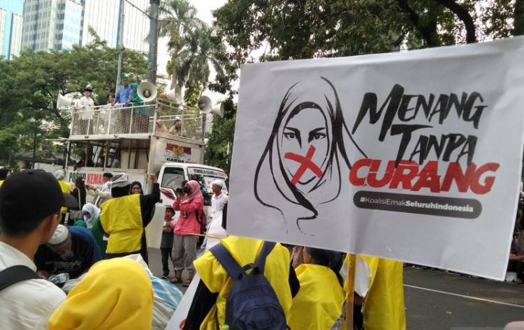 Pendemo Tuntut Hakim MK Adil Beri Putusan