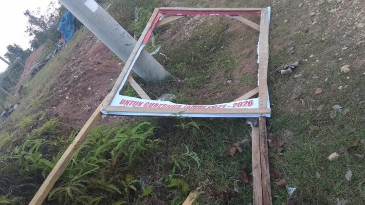 PANAS! Belum 24 Jam Dipasang, Baliho Al Haris Dirobek Oknum Tak Bertanggungjawab