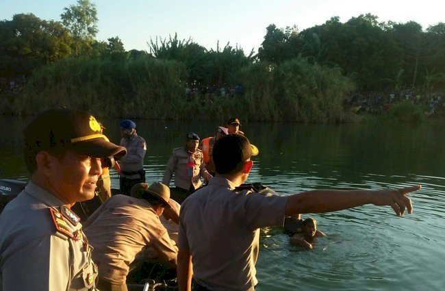 Pesawat Cessna Jatuh di Indramayu, Satu Awak Hilang Terseret Arus Sungai