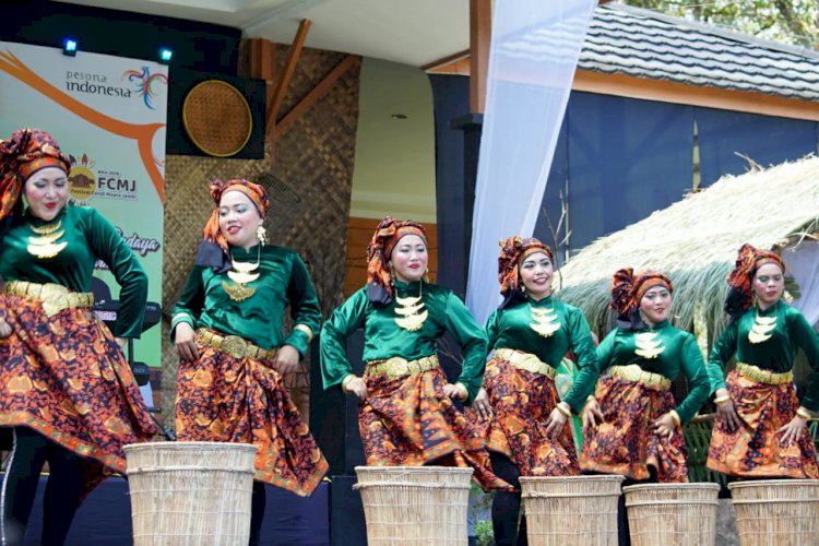 SEMARAK Tari Ambung Warga Binaan Lapas Perempuan di Festival Candi Muarojambi