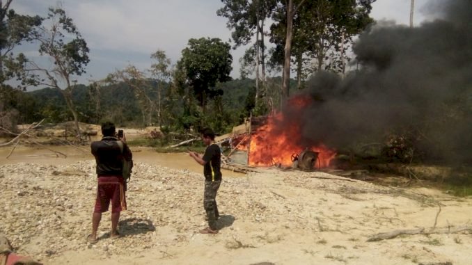 GERAM!! Massa Tiga Desa di Bungo Bakar Mesin Dompeng
