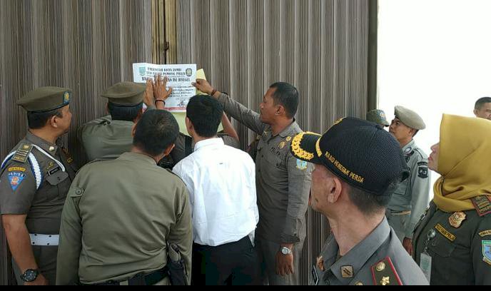 Tim Terpadu Jambi Segel Toko Manisan dan Gudang Kawasan Raden Wijaya