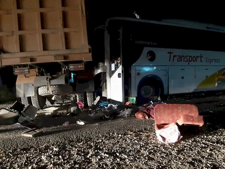 BREAKING NEWS!! Tabrakan Maut Bus Transport Ekspres dan Fuso di Bungo Dikabarkan Dua Tewas