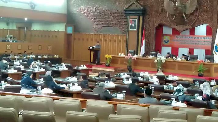 Merasa Tak Dihargai, Gubernur Fachrori Marah: Yang Pakai Peci Hitam Tuh Lebih Baik Tak Masuk!