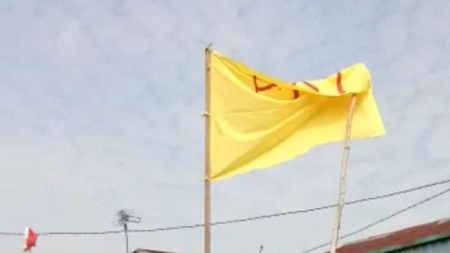 Wow!!! Pria Kibarkan Bendera Bertulisan 'PKI' di Kalbar