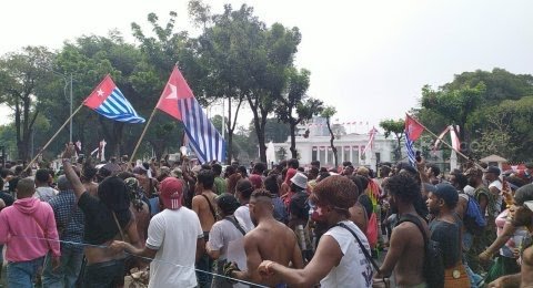 Teriak Papua Merdeka! Bendera Bintang Kejora berkibar di Depan Istana Merdeka