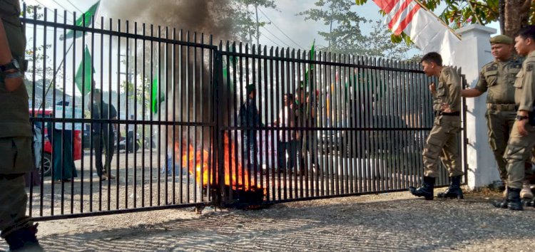 Tak Kunjung Ditemui Massa Pendemo Bakar Ban Didepan Pagar DPRD