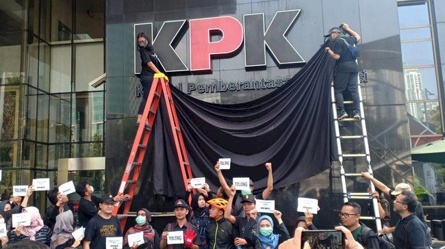 Protes! Pegawai KPK Gelar Aksi Tutup Logo KPK
