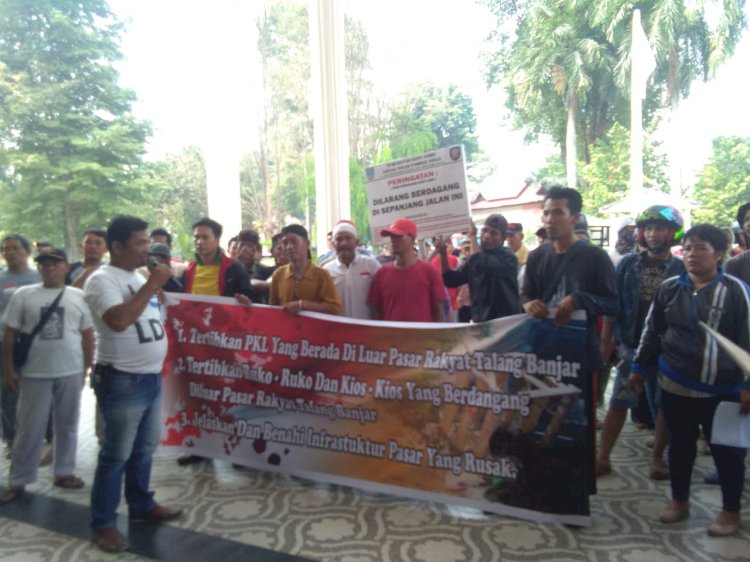 Pedagang Pasar Talang Banjar Demo Walikota Jambi
