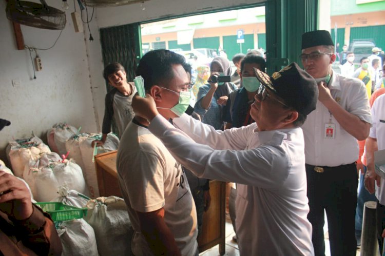Gubernur Fachrori Bagikan 5.000 Masker ke Masyarakat dan Pedagang Angso Duo