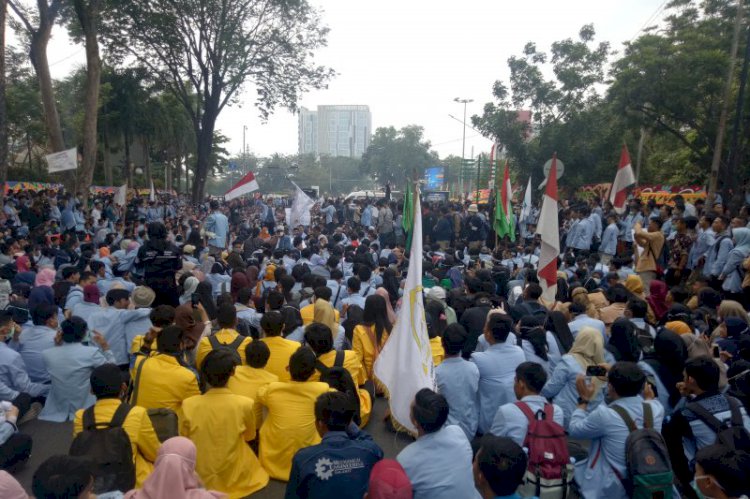 Ribuan Mahasiswa Blokir Jalan di Depan DPRD Sumsel