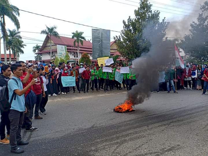 Bakar Ban! Mahasiswa Bungo Bergerak Unjuk Rasa Tolak RUU KUHP dan UU KPK