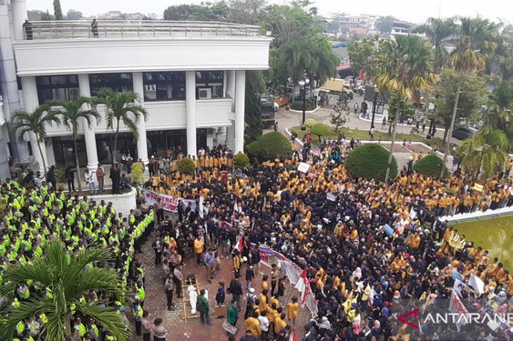 Massa Aksi Vandalisme Gedung DPRD Sumbar