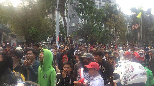 Giliran Demo Pelajar di DPR RI Ricuh, Jalan di Palmerah Diblokir