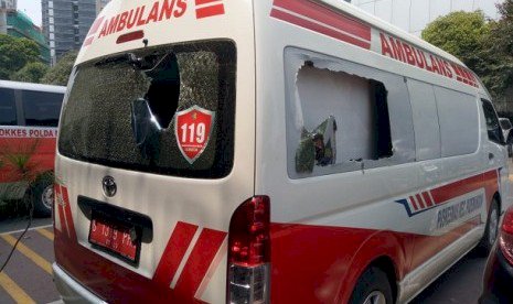 PMI: Oknum Brimob Buka Paksa Ambulans dan Pukuli Tim Medis