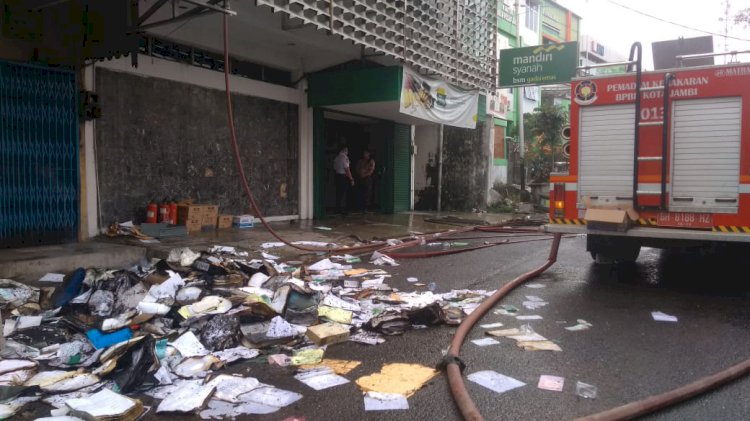 Bank Syariah Mandiri Terbakar, Dokumen Berserakan di Jalan