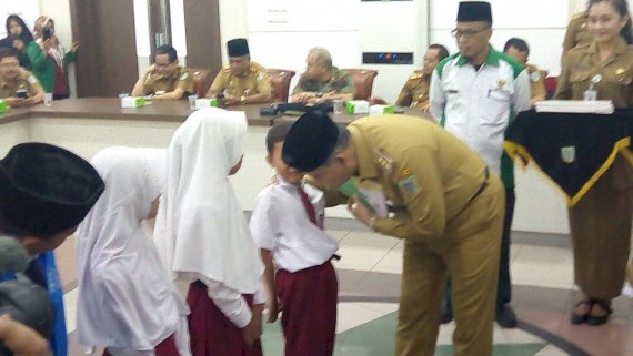 Walikota Jambi Serahkan Bantuan Biaya Pendidikan dari Baznas