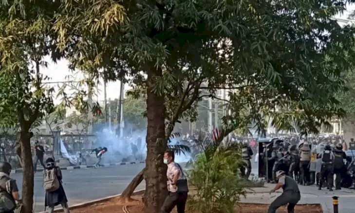 Kerusuhan Pecah di Palmerah, Polisi Tembakkan Gas Air Mata