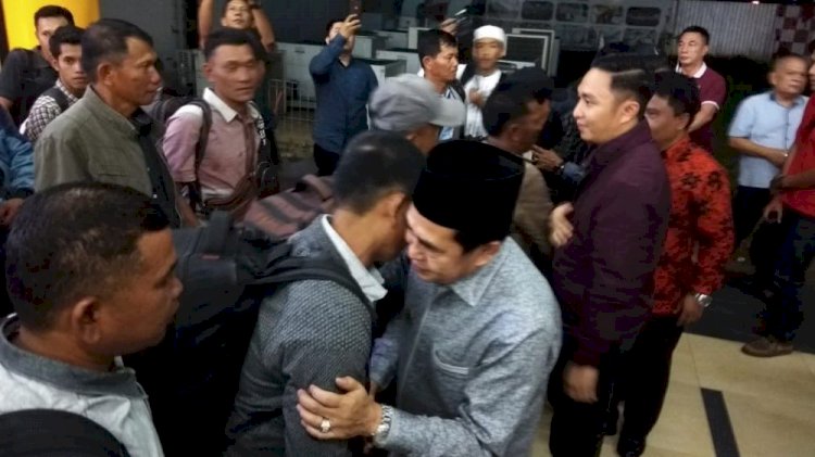 Selamat dari Kerusuhan Wamena, Walikota AJB Sambut Kedatangan Warganya di Bandara Jambi