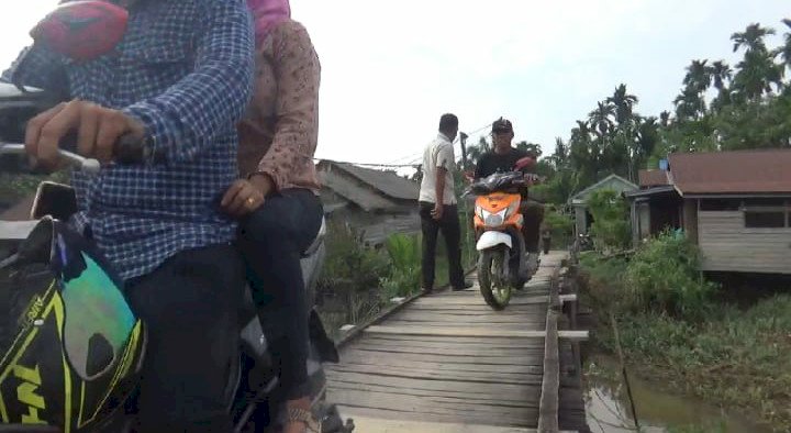 Warga Makmur Jaya Kecewa Jembatan Penghubung Dua Desa Gagal Dibangun
