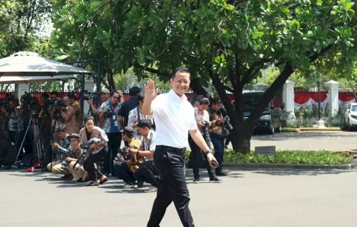 Gunakan Kemeja Putih Politikus PDIP Juliari Batubara merapat ke Istana