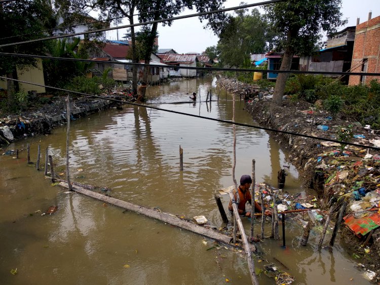 Aksi Tiga Warga Tungkal Nyemplung ke Sungai Demi Bersihkan Sampah