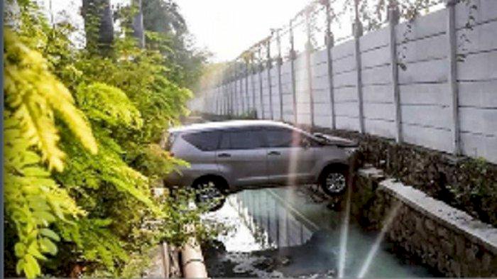 VIRAL Mobil Tersangkut di Selokan Air Kalideres, Kok Bisa Ya?