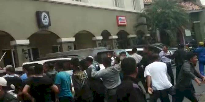 Viral Aksi Sekelompok Ormas Rusak Minimarket Terekam Ponsel Warga