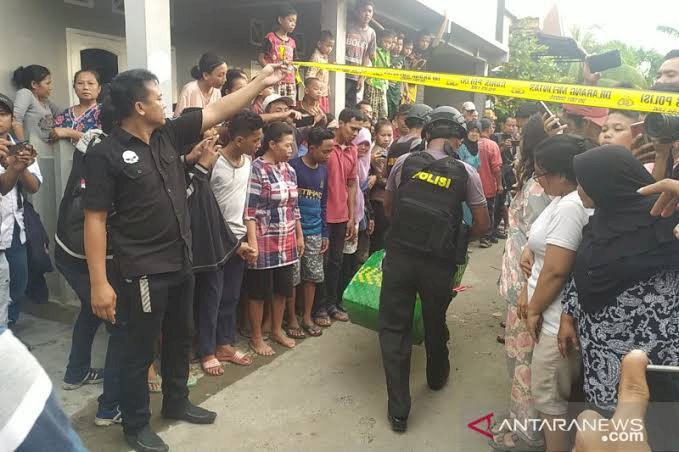 Polisi Sita Sejumlah Barang dari Rumah RMN Terduga Bom Bom Bunuh Diri