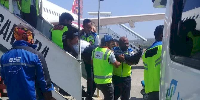 BREAKING NEWS!! Pilot Pingsan, Pesawat Batik Air Mendarat Darurat di Bandara Kupang