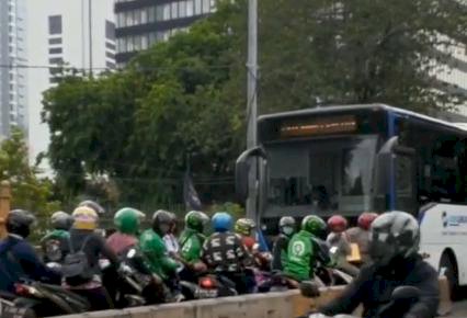 Pemotor Paksa Mundur Bus Transjakarta, Meski Salah Jalan Tetap Ngotot