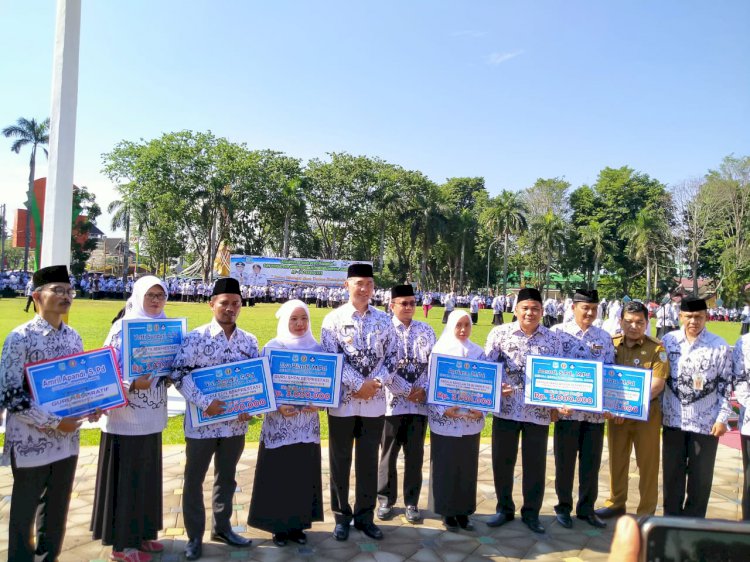 Ini Dia Tujuh Guru & Kepsek Berprestasi Diberikan Penghargaan oleh Walikota Jambi