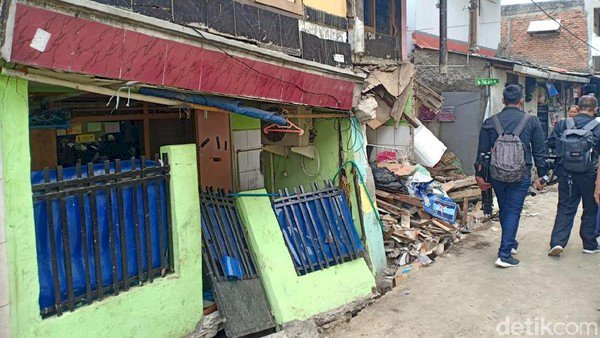 Lapor Pak Anies! Dua Rumah di Matraman Jaktim Roboh, Diduga Gegara Proyek Saluran Air