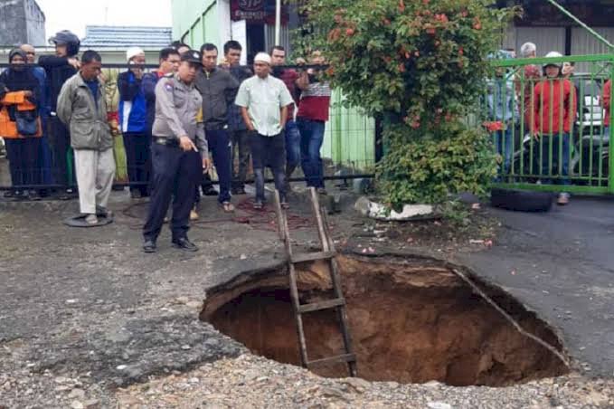 Nenek-nenek Tewas Terperosok ke Jalan By Pass Bukittingi yang Amblas di Kedalaman 7 Meter