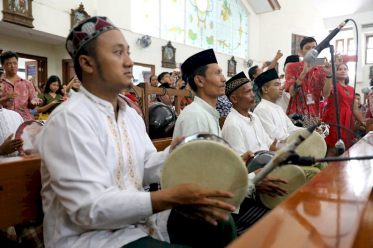 Tabuhan Rebana Santri Iringi Misa Natal Gereja Katolik Mater Dei Semarang