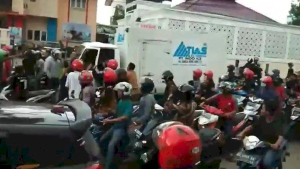 Viral! Rombongan Pengantar Jenazah Pukul Sopir Truk karena Jalannya Dihalangi