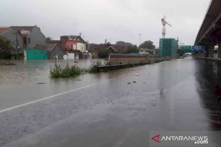 Genangan Air Tol Japek Arah Jakarta Setinggi 10 Centimeter