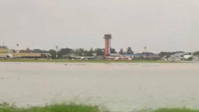 Jokowi Sebut Banjir Akibat Warga Buang Sampah Sembarangan, Anies: Apakah Ada Sampah di Bandara?