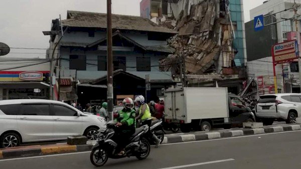 Ruko di Slipi Jakarta Barat Roboh, Dikabarkan Ada Orang Terjebak