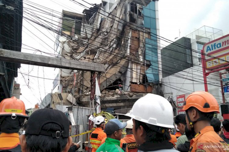 Gedung Lima Lantai Roboh di Jakarta Barat Digunakan Minimarket