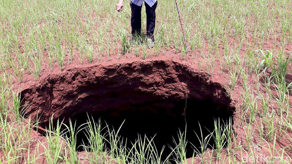 Sebuah Lubang Menganga Muncul di Ladang Warga Gunungkidul