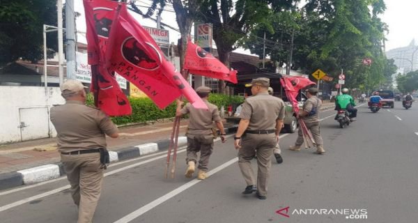 Warga Merasa Terganggu, Satpol PP DKI Cabut 500 Atribut PDIP