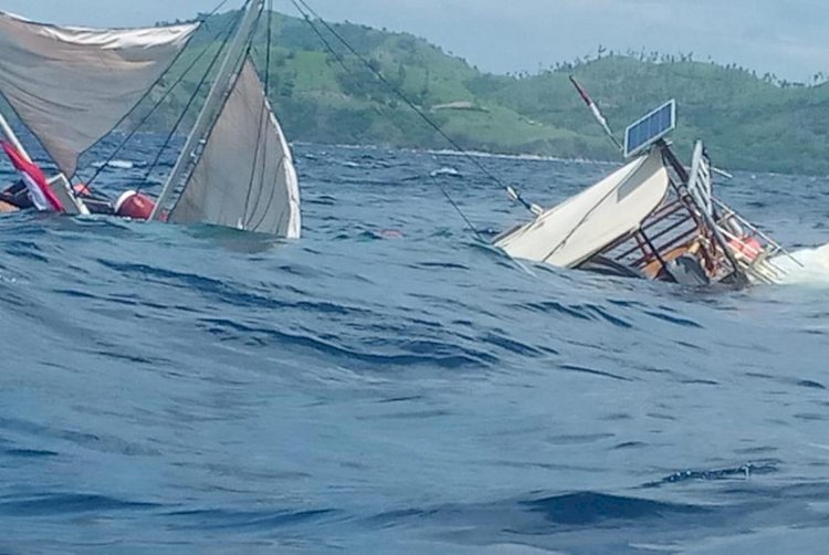 Kapal Ditumpangi Wartawan Istana Terbalik di Labuhan Bajo