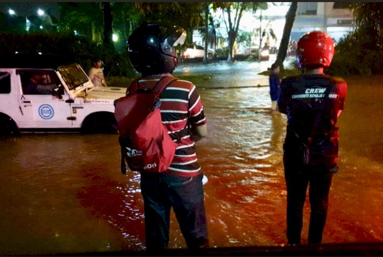 Surabaya Diguyur Hujan Seharian Sejumlah Wilayah Banjir, Banyak Motor yang Mogok