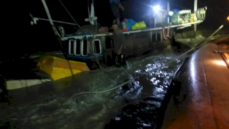 Kapal Nelayan Tanjab Barat Dihantam Ombak Hingga Karam, Tiga Nelayan Selamat