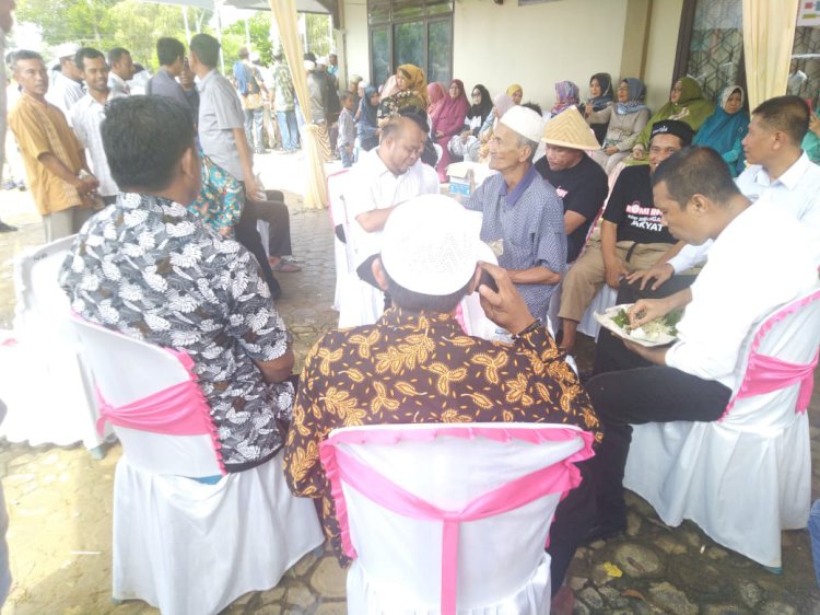 Romi Dikenal Merakyat, Usai Mendaftar ke KPU Makan Nasi Bungkus Bersama Timses