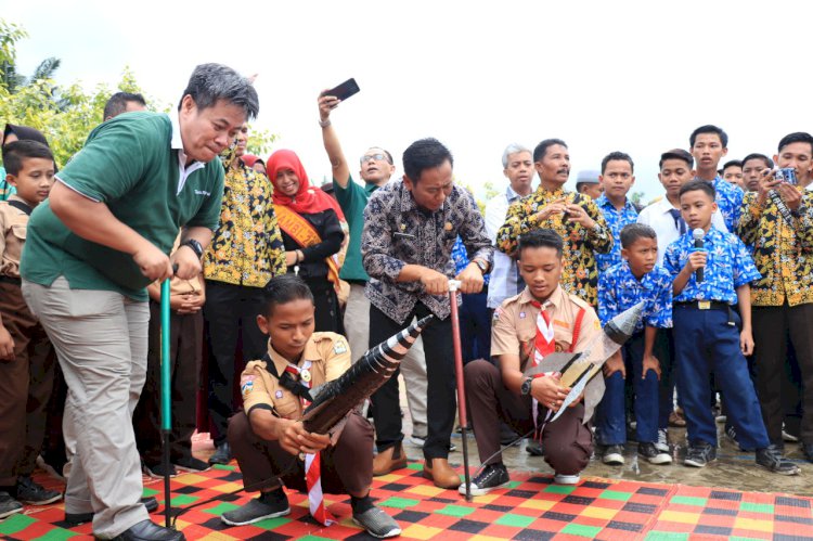 Siswa SMPN 12 Tanjabtim Ini Ciptakan Roket Air, Lihat Hasilnya
