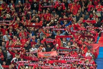 Penonton Liga Afrika Ini Terobos Stadion Pakai BMW, Nyaris Bunuh Wasit