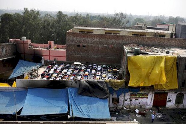 Untaian Doa Umat Muslim India Menggema dari Atas Masjid yang Jadi Sasaran Bom Kerusuhan